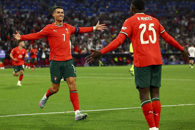 5일 독일과 경기에서 역전골을 넣은 뒤 세레머니하는 포르투갈의 호날두(왼쪽)