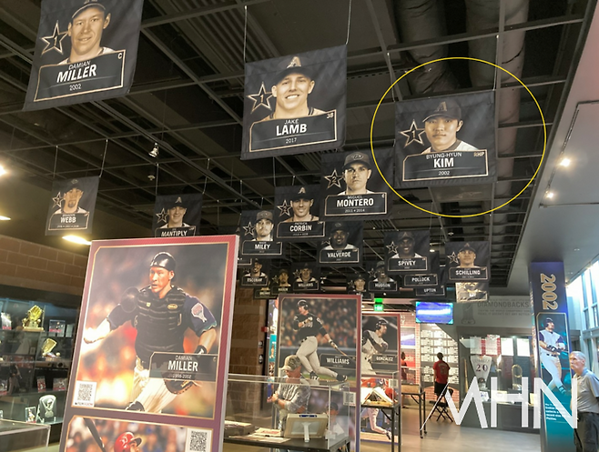 (애리조나 구단 '명예의 전당'에 전시된 김병현 사진. 오른쪽 상단 원내)