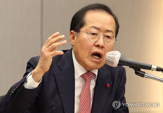 홍준표 대구시장이 26일 오후 대구 북구 대구시청 산격청사에서 열린 송년 기자간담회에서 질문에 답변하고 있다. 연합뉴스