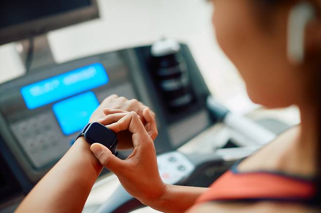 스마트워치의 건강 정보 측정 정확도가 생각보다 높지 않다는 연구 결과가 나왔다. [사진=게티이미지뱅크]