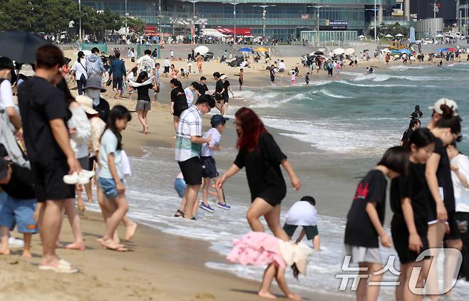 제21대 대통령 선거일이자 초여름 날씨를 보인 3일 오후 부산 해운대해수욕장을 찾은 시민, 관광객 등이 물놀이를 즐기며 더위를 식히고 있다. 2025.6.3/뉴스1 ⓒ News1 윤일지 기자