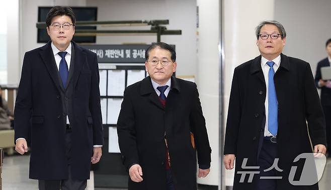 25일 오후 서울 서초구 서울고등법원에서 열린 '김학의 불법 출국금지' 2심 선고 공판에 출석한 조국혁신당 이규원 대변인(왼쪽), 차규근 의원(가운데), 이광철 전 청와대 민정비서관이 법원을 나서고 있다. 2024.11.25/뉴스1 ⓒ News1 김명섭 기자