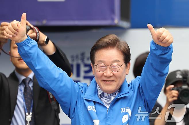 이재명 대통령이 후보 시절인 지난 2일 경기도 성남시 분당구 야탑역 광장에서 열린 유세를 마친 후 시민들에게 인사하고 있다. (공동취재) ⓒ News1 이재명 기자