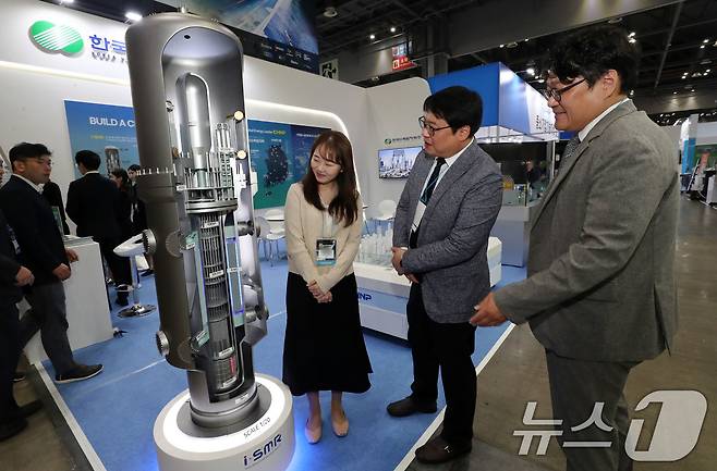 지난해 10월 경기도 고양시 킨텍스에서 열린 2024 하반기 붐업코리아 수출상담회를 찾은 관람객들이 한국수력원자력 부스에서 초소형 모듈 원전 SMR모형을 살펴보고 있다./뉴스1 ⓒ News1 박세연 기자