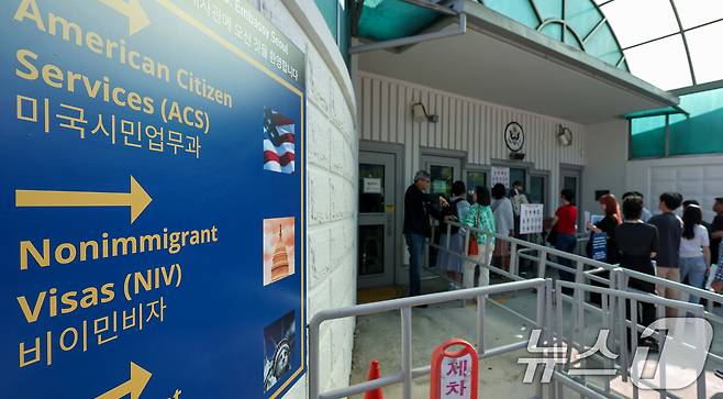 .5일 오전 서울 종로구 주한미국대사관 앞에 미국 비자를 발급 받으려는 시민들이 줄 지어 서 있다.   2025.6.5/뉴스1 ⓒ News1 김성진 기자