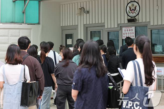 지난달 28일 서울 종로구 주한미국대사관 앞에 시민들이 미국 비자심사를 받기 위해 줄지어 서 있다. 2025.5.28/뉴스1 ⓒ News1 임세영 기자