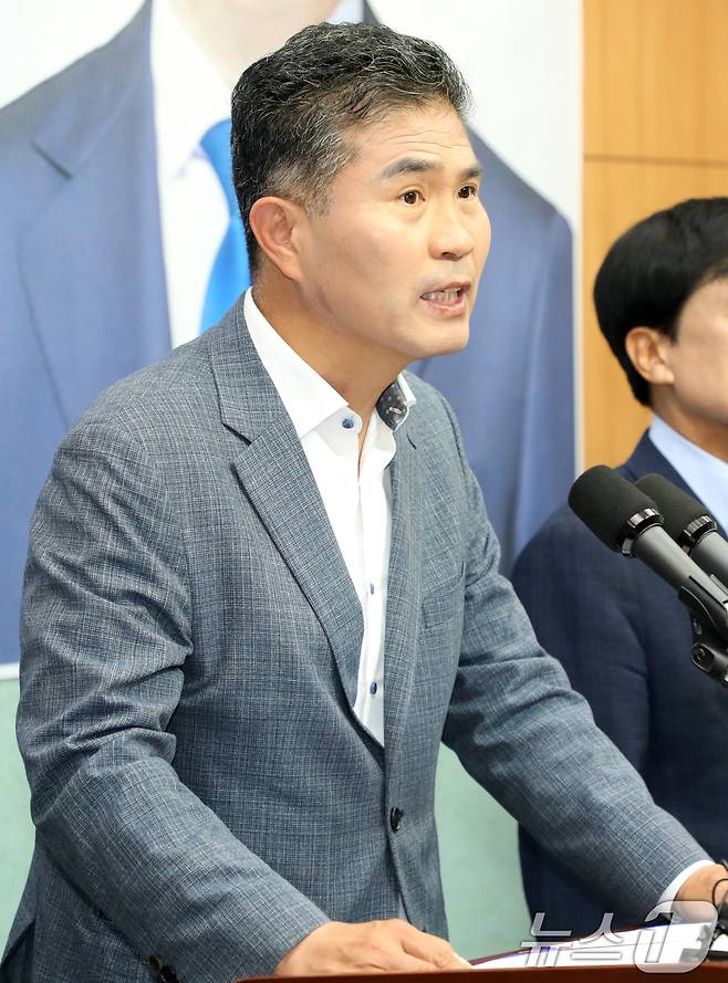 이원택 더불어민주당 전북특별자치도당위원장이 5일 전북 전주시 전북도의회에서 이재명 대통령 당선 기자회견을 열고 질의에 답변을 하고 있다. 2025.6.5/뉴스1 ⓒ News1 유경석 기자