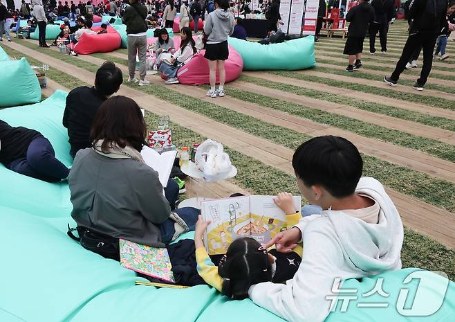 독서하고 있는 시민들(사진은 기사 내용과 무관함) / 뉴스1 ⓒ News1