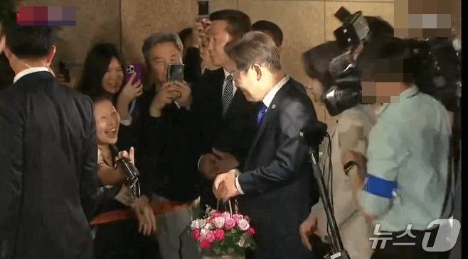 지난 3일 밤 11시 40분 쯤 이재명 더불어민주당 대선후보가 당선이 유력시 되자 여의도 당사로 가기 위해 인천 계양구 자택을 나서면서 시민들과 인사를 하고 있다. 이 모습을 찍기 위해 MBN 카메라 기자(오른쪽)가 급히 이 후보 쪽으로 움직이는 과정에서 김혜경 여사를 밀치는 실수를 범했다. (YTN 갈무리) ⓒ 뉴스1