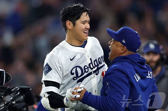 오타니 쇼헤이(왼쪽)와 데이브 로버츠 LA 다저스 감독은 자동차 선물로 유쾌한 장난을 쳤다. ⓒ AFP=뉴스1