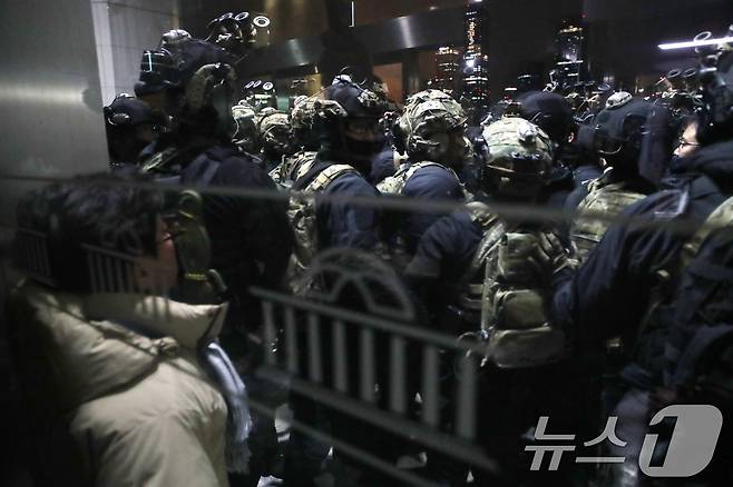 서울 여의도 국회 본청 앞에서 경내로 진입하려는 계엄군과 국회 관계자들이 몸싸음을 벌이고 있다. .2024.12.4/뉴스1 ⓒ News1 이광호 기자