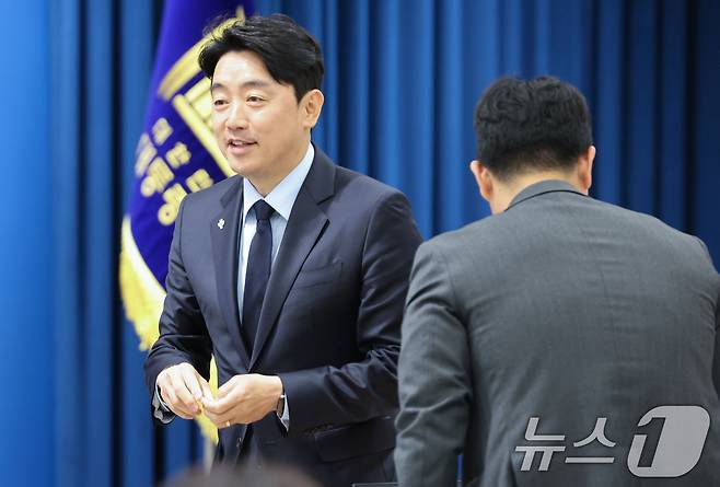 강훈식 대통령 비서실장이 5일 서울 용산구 대통령실 청사 브리핑룸에서 출입기자들과 만나 인사하고 있다. 2025.6.5/뉴스1 ⓒ News1 허경 기자