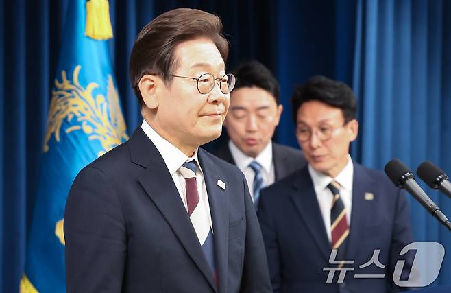 이재명 대통령이 4일 서울 용산구 대통령실 청사 브리핑룸에서 국무총리와 국정원장, 대통령 비서실장 등 인선발표를 하기 위해 입장하고 있다.  2025.6.4/뉴스1 ⓒ News1 허경 기자