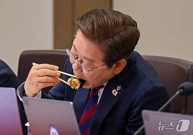 이재명 대통령이 5일 서울 용산구 대통령실 청사에서 열린 국무회의 중 점심으로 김밥을 먹고 있다. (대통령실 제공. 재판매 및 DB 금지) 2025.6.5/뉴스1 ⓒ News1 박지혜 기자