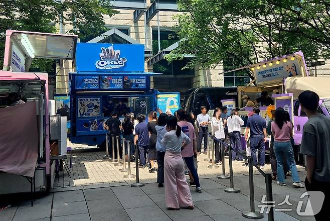 5일 오후 전국금융산업노동조합 한국산업은행지부가 부산 이전 저지 투쟁 3주년을 맞이해 마련한 푸드코트에서 직원들이 줄을 서서 음식을 받고 있다.