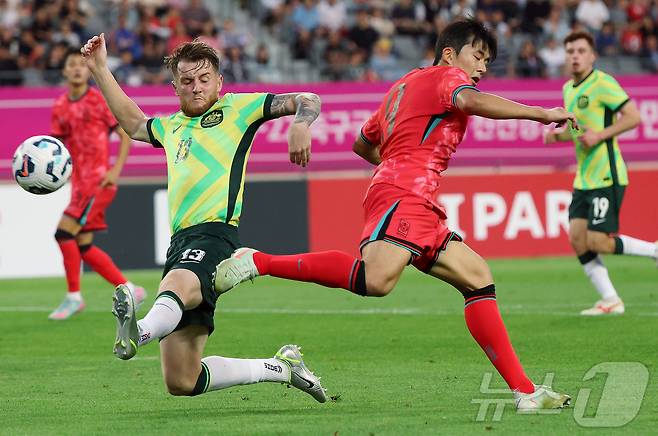 5일 오후 경기도 용인미르스타디움에서 열린 하나은행 초청 U-22 축구국가대표팀 친선경기 대한민국과 호주의 경기에서 대한민국 정재상이 감각적인 힐슛을 날리고 있다. 2025.6.5/뉴스1 ⓒ News1 박정호 기자