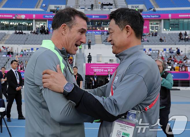 이민성 U-22 대표팀 감독이 5일 오후 경기도 용인미르스타디움에서 열린 하나은행 초청 U-22 축구국가대표팀 친선경기 대한민국과 호주의 경기에서 토니 비드마(Tony Vidmar) 호주 U-23 대표팀 감독과 인사를 나누고 있다. 2025.6.5/뉴스1 ⓒ News1 박정호 기자