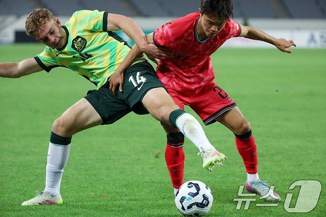 5일 오후 경기도 용인미르스타디움에서 열린 하나은행 초청 U-22 축구국가대표팀 친선경기 대한민국과 호주의 경기에서 대한민국 박창우가 호주 에단 알라지치(Ethan ALAGICH)와 치열한 볼다툼을 벌이고 있다. 2025.6.5/뉴스1 ⓒ News1 박정호 기자