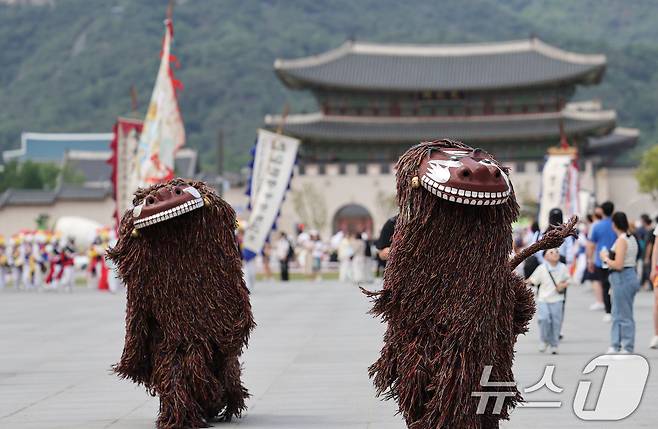 제1회 국악의날인 5일 오후 서울 종로구 광화문광장에서 열린 '여민락 대축제' 국악의 날 기념 퍼레이드에서 시민들이 북청사자놀음을 지켜보며 즐거워하고 있다. 2025.6.5/뉴스1 ⓒ News1 오대일 기자