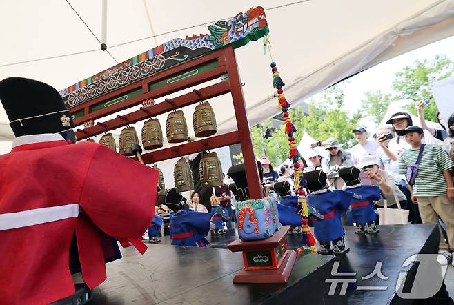 제1회 국악의날인 5일 오후 서울 종로구 광화문광장에 마련된 특설무대에서 시민들이 로봇이 연주하는 종묘제례악 공연을 관람하고 있다. 2025.6.5/뉴스1 ⓒ News1 오대일 기자