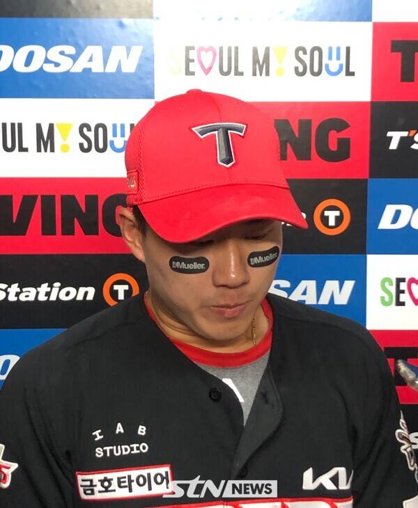 경기 후 인터뷰를 갖는 KIA 타이거즈 외야수 최원준. 잠실=사진┃이형주 기자