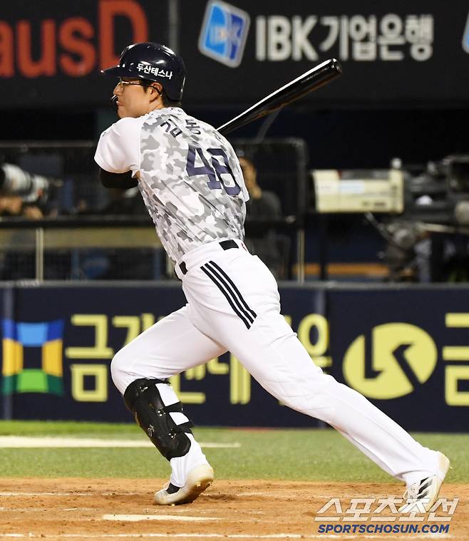 4일 잠실구장에서 열린 두산 베어스와 KIA 타이거즈의 경기. 두산 김동준이 타격을 하고 있다. 잠실=박재만 기자 pjm@sportschosun.com/2025.06.04/