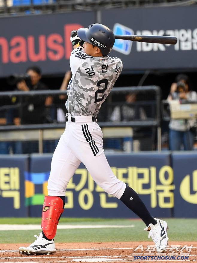 4일 잠실구장에서 열린 두산 베어스와 KIA 타이거즈의 경기. 두산 김민석이 타격을 하고 있다. 잠실=박재만 기자 pjm@sportschosun.com/2025.06.04/