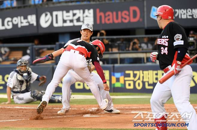 김호령 아웃 직후 폭투를 틈타 홈을 노리던 박찬호는 슬라이딩조차 해보지도 못하고 죽었다.