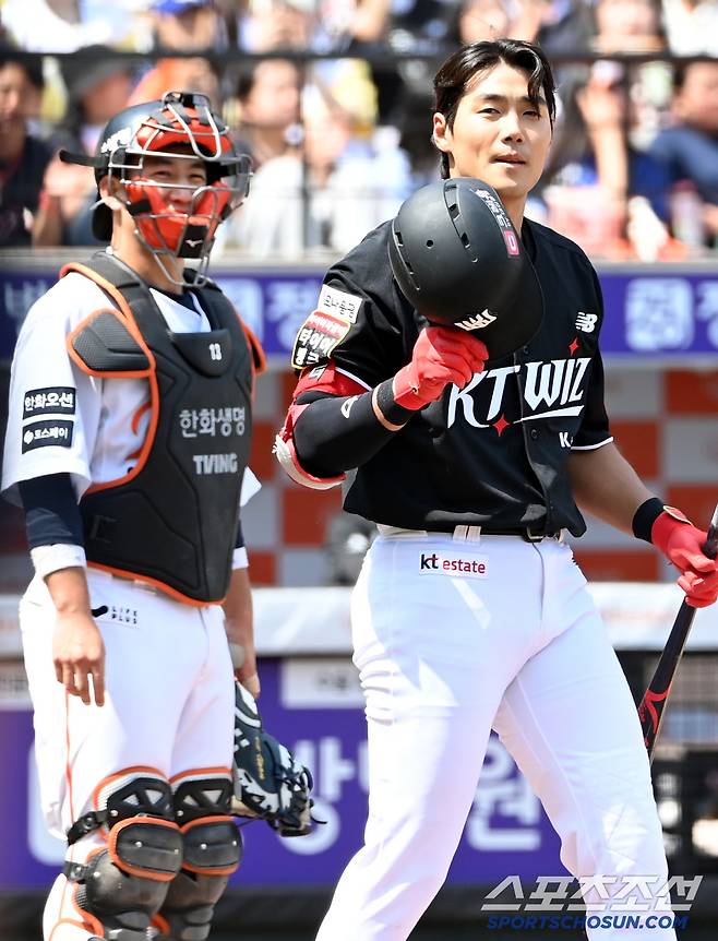 3회초 첫 타석에 나선 장진혁과 흐뭇한 미소의 최재훈