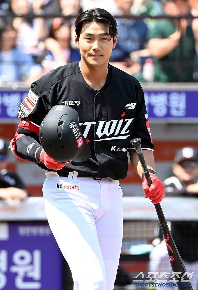 KT 유니폼은 처음이죠?