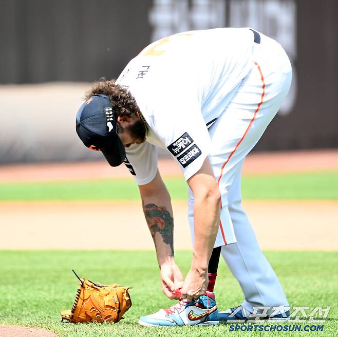 그 모습을 본 폰세, 스파이크 끈을 다시 묶는 센스