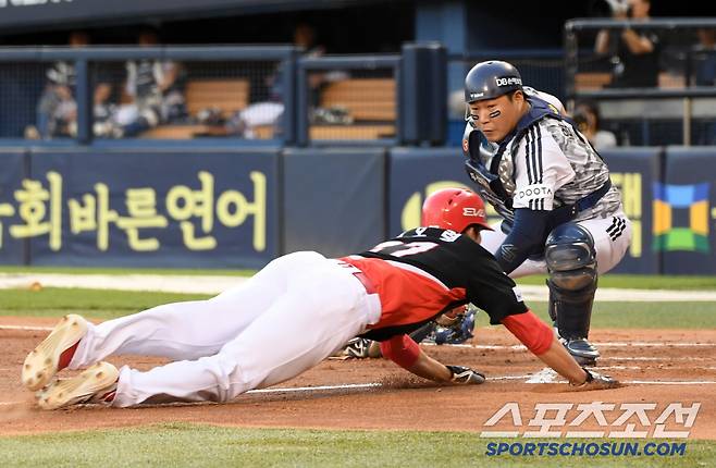 4일 잠실구장에서 열린 두산 베어스와 KIA 타이거즈의 경기. 3회초 1사 2,3루 KIA 윤도현 내야 땅볼 때 홈을 노리던 김호령이 두산 포수 양의지에게 태그 당하고 있다. 잠실=박재만 기자 pjm@sportschosun.com/2025.06.04/