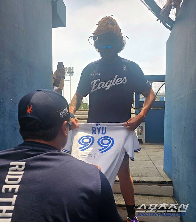 류현진에게 사인을 받는 폰세. 창원=이종서 기자