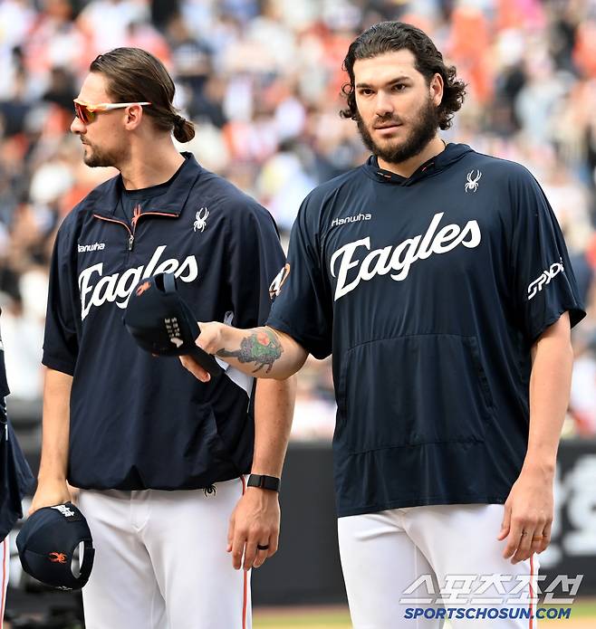 3일 대전 한화생명볼파크에서 열린 KT와 한화의 경기, 한화가 10대1로 승리했다. 승리의 기쁨을 나누는 폰세와 와이스의 모습. 대전=허상욱 기자wook@sportschosun.com/2025.06.03/