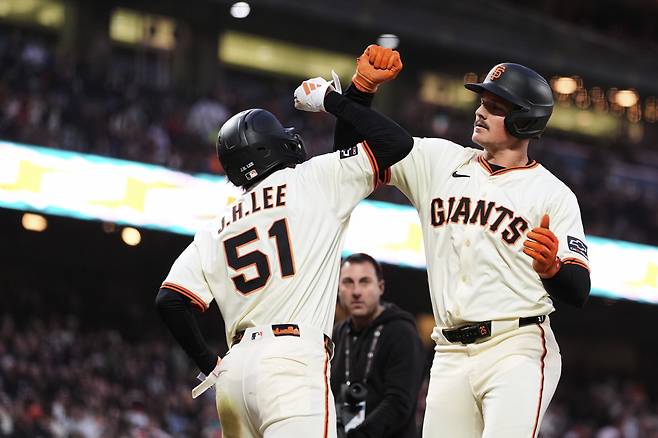 이정후가 6회말 좌측 2루타를 치고 나간 뒤 맷 채프먼이 투런홈런을 치고 들어오자 팔뚝을 맞대며 세리머니를 하고 있다. AP연합뉴스