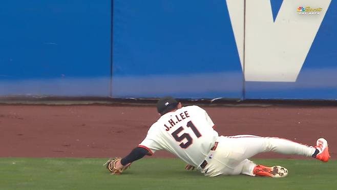이정후가 2회초 페르난도 타티스 주니어의 우중간 라인드라이브를 슬라이딩해 잡아내고 있다. 사진=MLB.TV 캡처