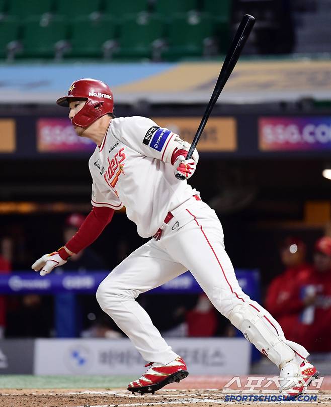 4일 인천 SSG랜더스필드에서 열린 KBO리그 SSG와 삼성의 경기. 6회 1사 2, 3루. 1타점 적시타 날린 SSG 오태곤. 인천=송정헌 기자songs@sportschosun.com/2025.06.04/