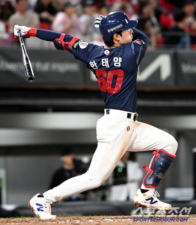 15일 광주KIA챔피언스필드에서 열린 롯데와 KIA의 경기, 7회초 1사 1루 롯데 한태양이 2루타를 치고 있다. 광주=허상욱 기자wook@sportschosun.com/2025.05.15/