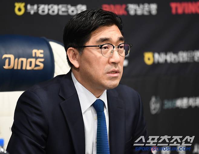 NC 다이노스 이진만 대표이사가 30일 창원 NC파크에서 재개장 관련 구단 입장 및 향후 대처에 대해 공식 브리핑을 진행하고 있다. 창원=정재근 기자 cjg@sportschosun.com/2025.5.30/