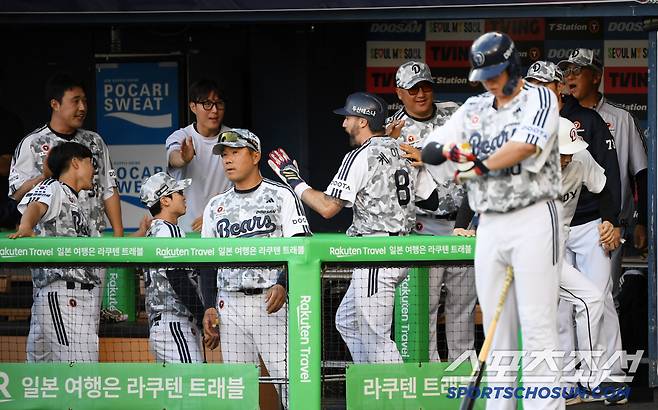 4일 잠실구장에서 열린 두산 베어스와 KIA 타이거즈의 경기. 1회말 1사 1,2루 두산 김재환 적시타 때 케이브가 득점을 올리고 있다. 잠실=박재만 기자 pjm@sportschosun.com/2025.06.04/