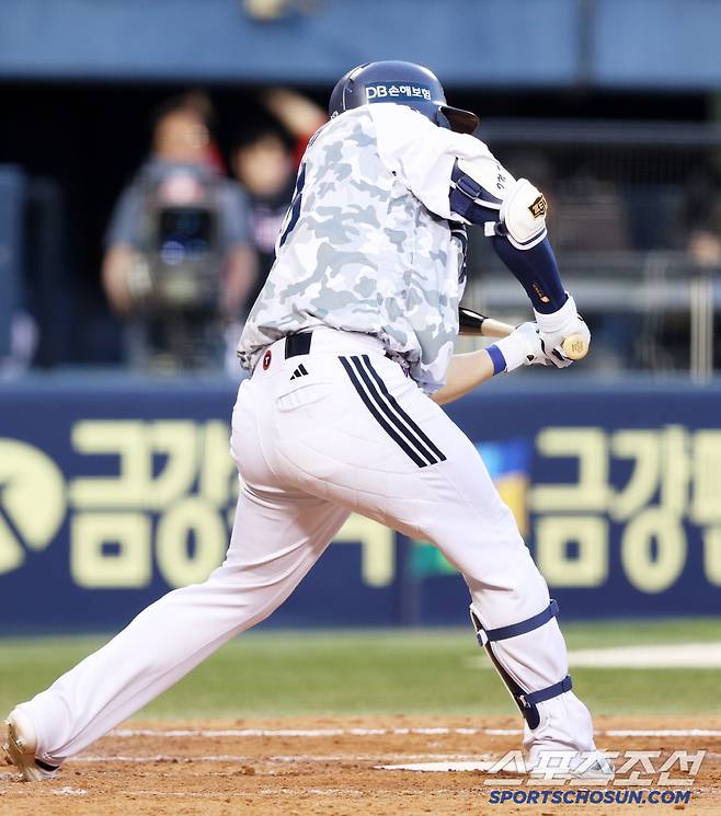 4일 잠실구장에서 열린 두산 베어스와 KIA 타이거즈의 경기. 4회말 1사 2,3루 두산 김인태가 배트를 내려다 멈췄지만 3루심이 체크스윙 삼진을 선언하자 아쉬워하고 있다. 잠실=박재만 기자 pjm@sportschosun.com/2025.06.04/