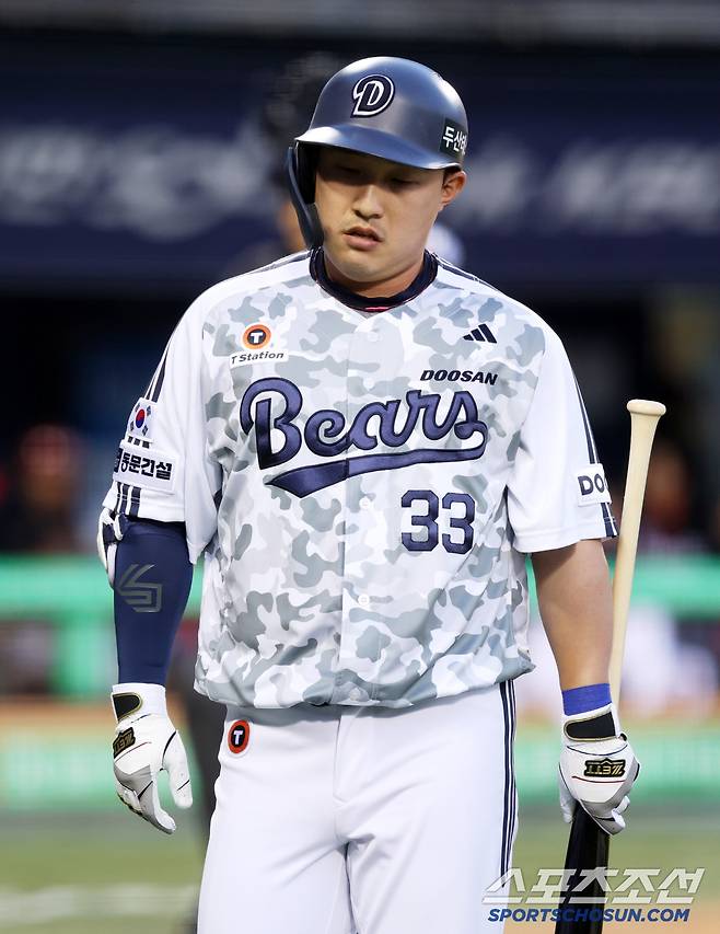 4일 잠실구장에서 열린 두산 베어스와 KIA 타이거즈의 경기. 4회말 1사 2,3루 두산 김인태가 배트를 내려다 멈췄지만 3루심이 체크스윙 삼진을 선언하자 아쉬워하고 있다. 잠실=박재만 기자 pjm@sportschosun.com/2025.06.04/