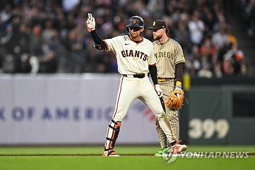 2루에 안착한 이정후. ⓒ연합뉴스