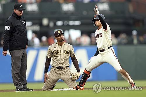 2루에 간 이정후. ⓒ연합뉴스 AP