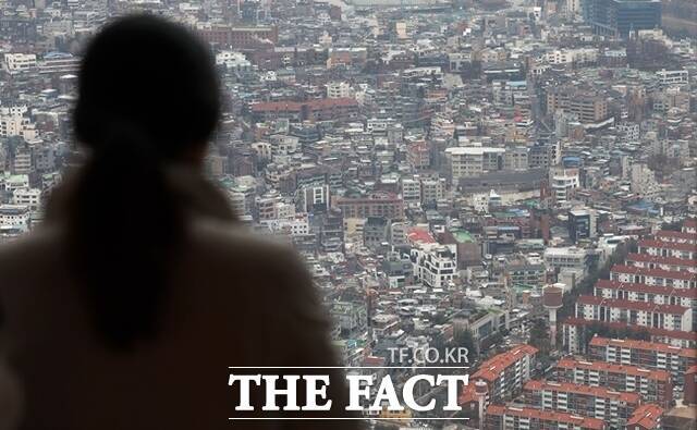 국토교통부에 따르면 전세사기피해자 지원 및 주거안정에 관한 특별법(전세사기피해자법) 시행 이후 전세사기 피해자로 인정된 건수는 누적 2만9540건으로 조사됐다. 30세 이상~40세 미만은 49.15%(1만4519건), 20세 이상~30세 미만은 25.84%(7633건), 20세 미만은 0.01%(2건)로 집계됐다. 전세사기 피해자의 75%는 40세 미만인 것이다. /뉴시스