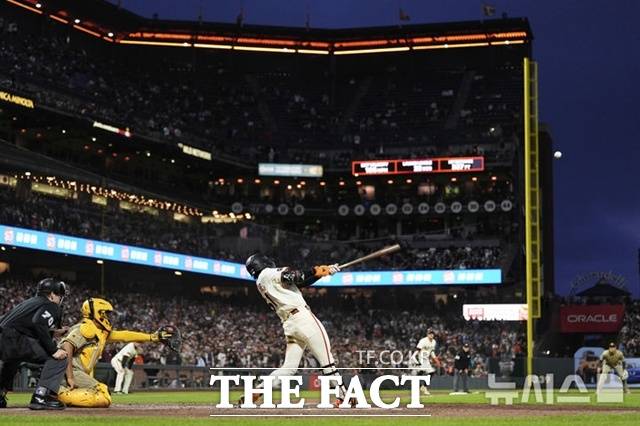 이정후가 5일(한국시간) 샌디에이고전에서 7회말 결승 좌익수 희생 플라이를 날리고 있다. /샌프란시스코=AP.뉴시스