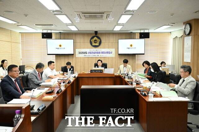 세종시의회 산업건설위원회가 4일 경제산업국을 시작으로 2025년 행정사무감사를 펼치고 있다. /세종시의회