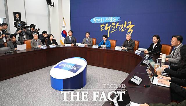 조국혁신당이 이재명 정부와 더불어민주당을 상대로 정치적 영향력 확대를 위한 움직임에 나선 정황이 포착됐다. /박헌우 기자