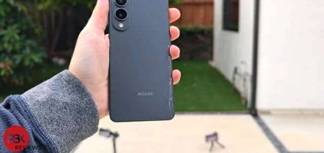 갤럭시S25 엣지를 바닥에 떨어뜨린 후 기기 뒷면에도 금이 갔다. (사진=유튜브 PBK리뷰스)