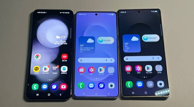 기기 전면. 왼쪽부터 갤럭시 Z플립5, 갤럭시S25 엣지, 갤럭시S25 울트라 (사진=지디넷코리아 신영빈 기자)